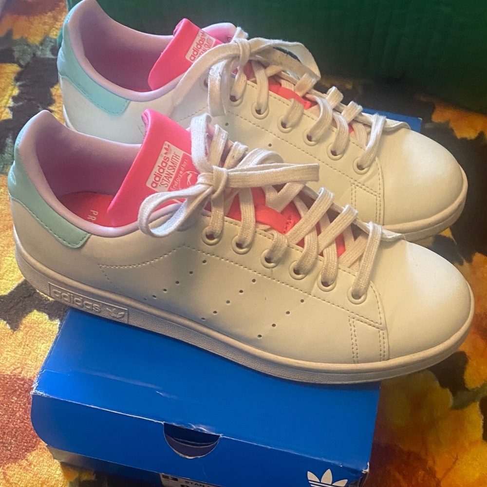 Stan Smith Adidas Cream and Hot pink tongue light turquoise on back of the shoe